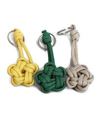 Pin Von Martina Auf Handarbeit Schlusselanhanger Selber Machen Paracord Flechten Lederreste