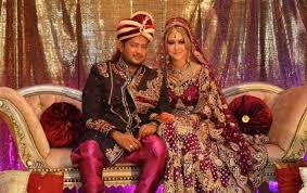 Menerusi sepotong video yang dimuat naik di instagram eina, pasangan itu sebelum ini telah berpisah selama 17 tahun. Biodata Datuk Paduka Kaiser Gurmeet Suami Eina Azman Azhan Co