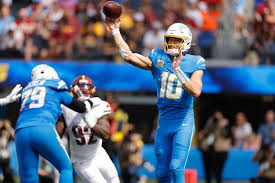 ¡Duelo de Titanes! Chargers vs. Dolphins: ¿Quién Dominará el Campo? - Imagen ilustrativa del artículo