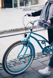 hellblaues citybike mit dreifarbigen reifen fahrrad fahrrad blog fahrradversicherung