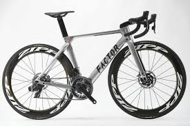 ファクター one 双胴ダウンチューブ ヒンジヘッドチューブ ブランドを象徴するエアロロード factor 2020モデル総力特集 vol 3 cyclowired 自転車 ロードバイク ツーリング