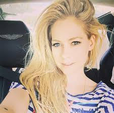 Записав в 2019 году свой шестой альбом head above water, певица отправилась в длительный гастрольный тур по миру. Pevica Avril Lavin Zabolela Boleznyu Lajma Dosug Womanhit Ru