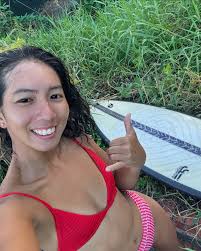 Miriam Yeh🧚安|  好快樂哦🥰好喜歡衝浪好久沒有衝短板ㄌ🏄🏾‍♀️還是依舊讓人無法自拔的喜愛好久沒有下下去之後看著超大的face（好啦其實就是真的很久沒有下超過一人的浪而已，還說不上大浪）  挖一個bottom深不見底，然後抬頭看那個lip好高🤤...