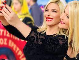 Είναι παντρεμένη με τον χάρη η αντελίνα και ο χάρης βαρθακούρης παντρεύτηκαν στις 15 δεκεμβρίου 2013 στον ιερό ναό. Antelina Bar8akoyrh Den Ntrepomai Gia Ta Kila Moy Alla 8elw Na Ta Xasw