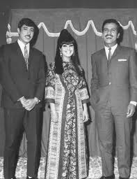 من اليمين الفنان يحيى أحمد والمذيعة القديرة أمينة الشراح والفنان محمد الويس Traditional Outfits History Memories