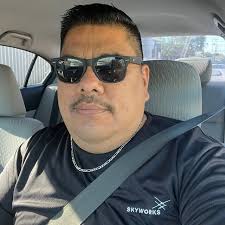 iPhone 16 de toutes les couleurs à la fois ! 🥳😍 1. Ultramarine 👍 2.  Sarcelle 💙 3. Rose 💖 4. Blanc 🤍 5. Noir 🖤 Quelle couleur  choisissez-vous ? 🤔