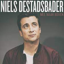 Samen met miguel wiels schreef destadsbader, in het voorjaar van 2019, een titelsong voor thuis. Niels Destadsbader Mee Naar Boven Austriancharts At