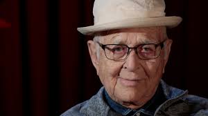 Murió Norman Lear, productor de la serie de televisión 'All in the Family' 