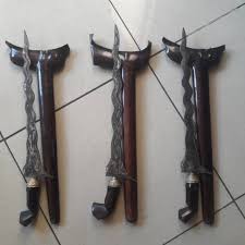 Keris merupakan satu alat senjata yang digunakan sebagai pelengkap dalam seni mempertahankan diri. Keris Melayu Werangka Halus Shopee Indonesia