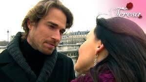 Arturo se lleva a Teresa a París para enamorarla