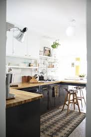Le bois et la couleur noire sont en totale opposition visuellement, mais se marient à merveille en décoration intérieure. Tapis Dans La Cuisine Idees Deco Et Inspiration Cote Maison