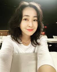 蔡燦得- 🐈‍⬛ 很喜歡看劇本。 喜歡看進每一個細節，推理、思考、翻來覆去的看了又看。  也很喜歡看排戲，聽著場上對手的每一句對白，一聽再聽，再推理，再思考。 這是一種因為專注而擁有的寧靜感。  演員這份工作之所以讓我著迷，大概就是因為這份寧靜吧？ #演員#演員日常#