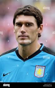 Gareth barry aston villa hi-res stock photography and images