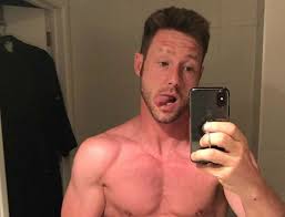 Henny seroeyen is a famous model. De Buurtpolitie Acteur Henny Seroeyen Valt 14 Kilo Af Ik Strafte Mijn Lichaam Door Te Veel Te Eten Showbizz Hln Be