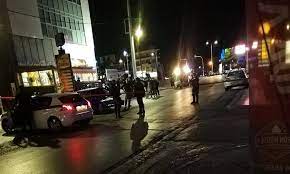 Σύμφωνα με πληροφορίες, δίπλα στο αμάξι που επέβαινε ο 58χρονος σταμάτησε ξαφνικά μια μηχανή με δύο άτομα και ο συνεπιβάτης πυροβόλησε εναντίον του τρεις φορές,… X76dzp7eke6yqm