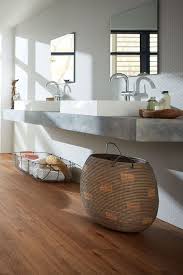 Badezimmer Naturlich Modern Vinylboden In Holzoptik Designwaschbecken Badezimmer Fussboden Waschbecken Vinylboden Badezimmer Vinyl Dachboden Wohnzimmer