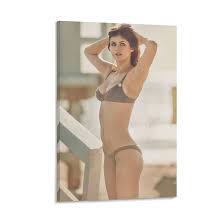 Amazon.de: Poster, Motiv: Amerikanische Schauspielerin, Alexandra Daddario,  sexy Poster, Leinwand-Kunstdruck, modernes Design, 50 x 75 cm
