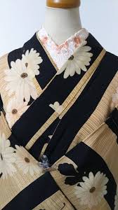 黒のストライプに菊柄が ロマンティックな雰囲気です 袖口と八掛部分は縮緬になります 未使用で状態は良好ですが レトロ アンティーク商品の着用は個人差です 身丈１４５ nbsp 裄丈６５ 袖丈６５ 後ろ幅３０ nbsp 正絹ノークレームノーリターンで 必ず三日