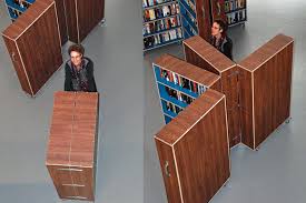 Afsluitbare Verrijdbare Dubbele Boekenkast Sluit Als Een Boek En Is Makkelijk Verrijdbaar De Ideale Mobiele Bibl Hout Ontwerp Boekenkast Mobiele Bibliotheek