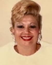 Hoy está de cumpleaños esta mujer de corazón noble, de temple fuerte, que  me enseñó desde pequeña el amor por Dios, y por las personas necesitadas.  Reconozco que el amor que tengo