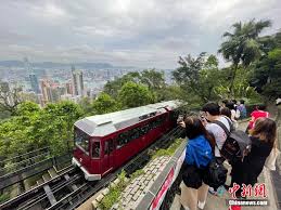 爲此，纜車公司將與 8 位本地畫師合作以文化、大自然、標誌性地標及電影 4 個主題，為兩架 5 代纜車換上新裝，並同時推出長者乘車優惠、期間限定紀念套票，以及限量的懷舊桌上遊戲、手工啤酒等。. Otdrypf6yhay8m