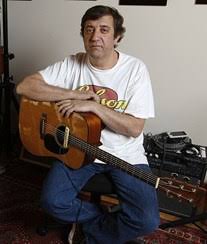 Na altura em que se assinalam 40 anos do álbum ar de rock, o seminal primeiro estilhaço do 'boom' do rock português dos anos 80, rui veloso revela que não tenciona voltar a cantar inéditos. Rui Veloso Sente Mais Saudades Dos Filhos A Ferver Vidas