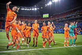 Leeuwinnen, leeuwen maar dan meisjesleeuwen, leeuwinnen. Wat Betekent Het Behalen Van De Wk Finale Voor Het Nederlands Vrouwenvoetbal De Volkskrant