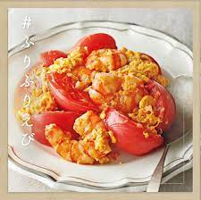 大きめに切ったトマトとかさ増しの卵で食べごたえあり えびとトマトの卵炒め ごまあえ あんかけの順にレンチンでできちゃう副菜２つを先に仕上げて 最後にメインのえびに取りかかれば あったかいぷりっぷりのえびが食卓に にんにくがきいて食べ応えの