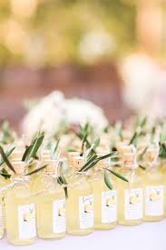 Choisir le cadeau d'invité de mariage que vous offrirez pour l'occasion n'est pas aisé, mais c'est aussi l'occasion pour vous de remercier chaque etui jeux de cartes à jouer personnalisé vous souhaitez surprendre vos invités ? 1001 Idees Pour Offrir Le Cadeau Invite Mariage Parfait Cadeau Invite Mariage Bonbonniere Mariage Cadeaux Invites Mariage Original
