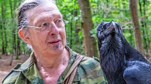 Ragnar de raaf brengt Peter geen onheil maar geluk: 'Niets menselijks is  hem vreemd'