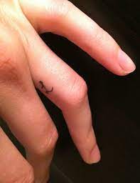 60 Best Finger Tattoos Bedeutungen Ideen Und Designs Bedeutungen Designs Finger Finger Tattoos For Couples Inner Finger Tattoo Ring Finger Tattoos
