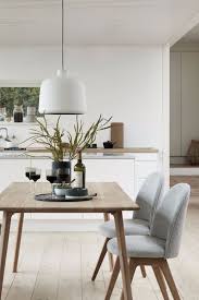Die Merkmale Vom Skandinavischen Mobelstil Skandinavischer Style Lasst Sich Mit Fliesen In Speisezimmereinrichtung Esszimmer Dekor Ideen Modernes Esszimmer