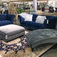 Vintage Inspired Traditional Sofa With Modern Flair Tufted Back And Seat W Traditional Living Room Furniture Vintage Home Decor Living Room Decor Traditional