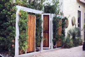 Keberadaan pagar pada sebuah rumah merupakan hal yang tidak bisa dilupakan begitu saja. 20 Desain Pagar Bambu Minimalis Dan Unik Rumah Jadi Asri