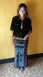 Dress di atas merupakan kombinasi antara kain tenun ikat nusa tenggara timur dengan kain batik embos jenis pakaian ini merupakan atasan dengan model rumbai di ujung bawahnya. 44 Info Populer Model Rok Tenun Ntt