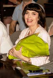 На прямой связи со студией корреспондент евгений пустовой. File Mireille Mathieu 21 04 2011 Jpg Wikimedia Commons