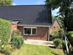 Eine holzkonstruktion mit dach und zwei seitenwänden bietet den idealen ort für eine sitzgruppe. Natur Pur Im Ferienhaus Nordseeluft Bilder Vom Garten