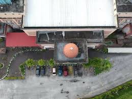 Usamah bin zaid radhiyallahu 'anhuma adalah anak dari seorang sahabat dan merupakan anak angkat rasulullah shallallahu 'alaihi wasallam sebelum islam masuk dan menghapus hukum anak angkat, yaitu zaid bi haritsah dan ummu aiman, pengasuh rasulullah shallallahu 'alaihi wasallam. Pandangan Drone Masjid Usamah Bin Zaid Wangsa Maju Facebook