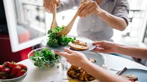 Перевод слова eat, американское и британское произношение, транскрипция, словосочетания, однокоренные слова, примеры использования. How To Eat Less Time To Train Your Brain And Have Better Portion Control Woman Home