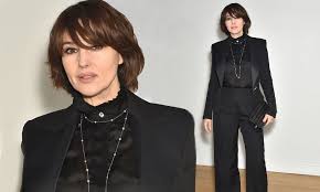 Monica bellucci lifestyle 2020 boyfriend, net worth, family & biographyhelp for us 50,000 subscribe don't miss next videos: Monica Bellucci 55 Exudes Glamour In Sleek All Black Outfit Daily Mail Online