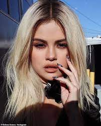 The bangs were a wig, but time will tell whether the blonde hair is more permanent. Selena Gomez Shows Her Gorgeous Blonde And Glamorous Pout In A Glamorous Selfie Algulf
