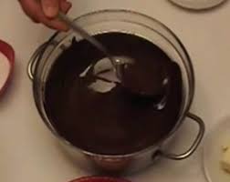Quando invece lo sciogliamo a bagnomaria, per l'aumento della temperatura il grasso, quindi il burro di cacao, da solido diventa liquido e le evitando così i tre metodi peggiori, e gli errori che si possono fare nel metodo migliore, è possibile sciogliere il cioccolato facendo un lavoro a regola d'arte. Come Sciogliere Il Cioccolato A Bagnomaria Il Metodo Migliore Ricetta Della Torta Al Cioccolato