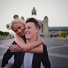 Před půlrokem obnovili vztah a před více než měsícem spolu zpěvák vojta drahokoupil (24) a miss kristýna kubíčková (22) poprvé vyrazili na akci. Vojta Drahokoupil A Kristyna Kubickova Definitivni Rozchod Blesk Cz