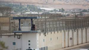 زنازين بعمق الصحراء.. أسرى فلسطينيون يروون للجزيرة نت قصصهم مع قسوة الطقس  وبشاعة السجان
