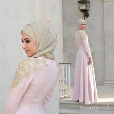 Brand ini memiliki ciri khas yang terlihat pada lipatan kain menyilang di bagian tepi bawah hijab. Hijabers Ini Dia 6 Ide Gaya Dress Terbaik Untuk Dinner Romantis Bersama Pasangan
