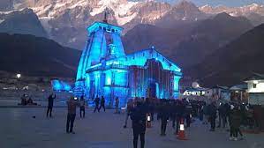 Смотреть видео про kedarnath mandir. Kedarnath Temple Wrapped In Blanket Of Snow On Closing Day Ceremony See Pics