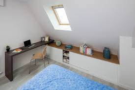 Placard Sur Mesure Blanc Et Bois Avec Bureau Sur Mesure Integre En Sous Pente Plus D Amenagement Combles Chambre Deco Chambre Sous Comble Amenagement Chambre