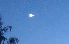 Trois rencontres du troisième type. Ovni Et Boule Lumineuse Dans Le Ciel De Lyon Le Cnes Donne Des Explications Actu Lyon