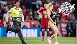 Daha önce dünya kupası finalinde sahaya atlayarak meşhur olan prankster vitalyzdtv'nin manitasıdır. Kinsey Wolanski Ilk Kez Konustu Beni 4 Saat Tuttular