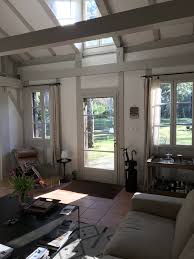 Interieur Maison Landaise Renove Avec Poutres Peintes En 2020 Poutres Peintes Maison Landaise Interieur Maison